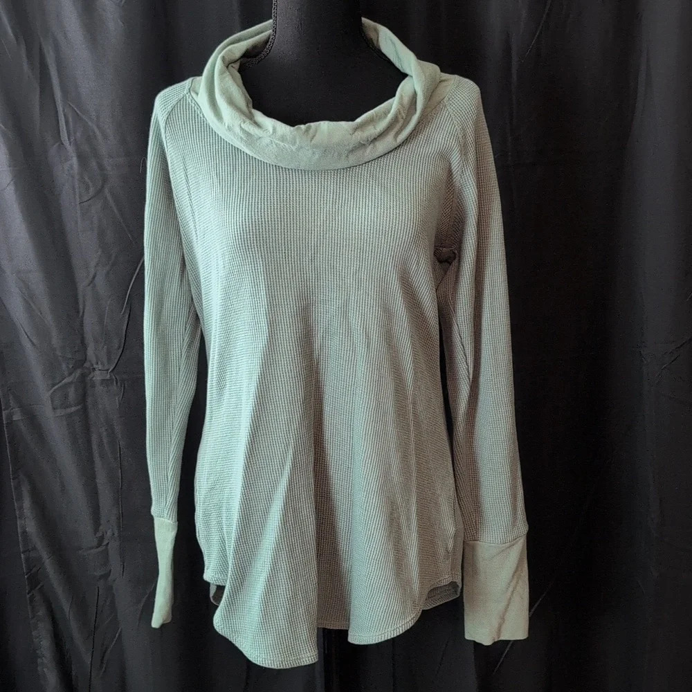 Columbia Cowl neck waffle top.‎ Large. EUC